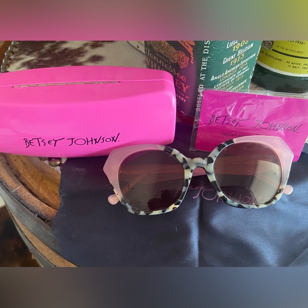 BETSEY JOHNSON Time To Shine Frosted Pink Frame UV Sunglasses 72